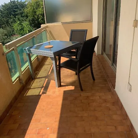 Grand Proche Avec Piscine. Appartement *