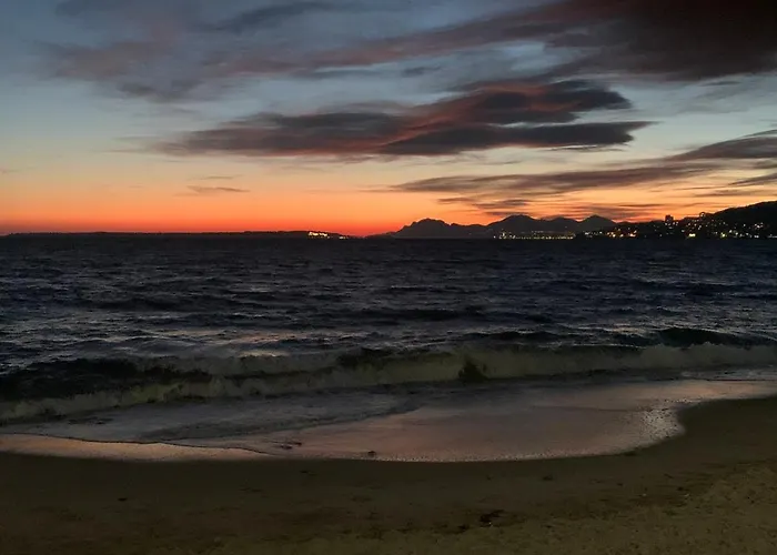 Grand Proche Avec Piscine. Antibes