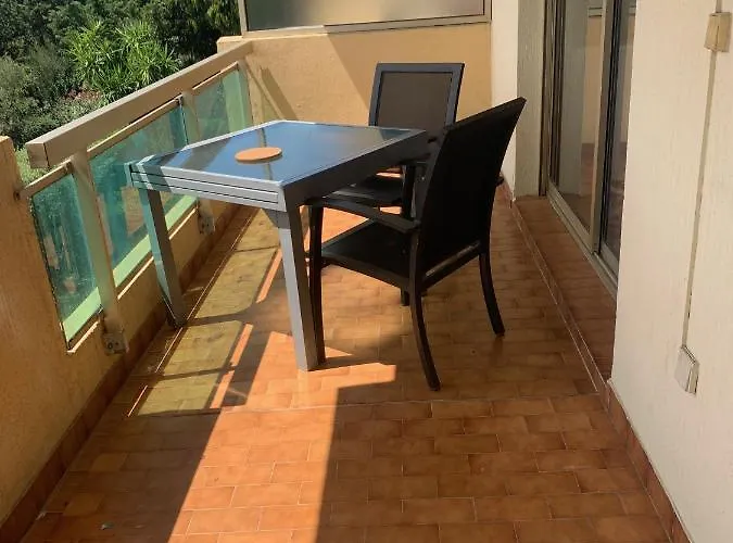 Grand Proche Avec Piscine. Appartement *